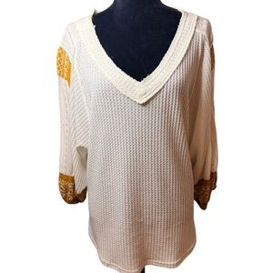 Kori | White & Gold V-Neck Waffle Top | Sz M